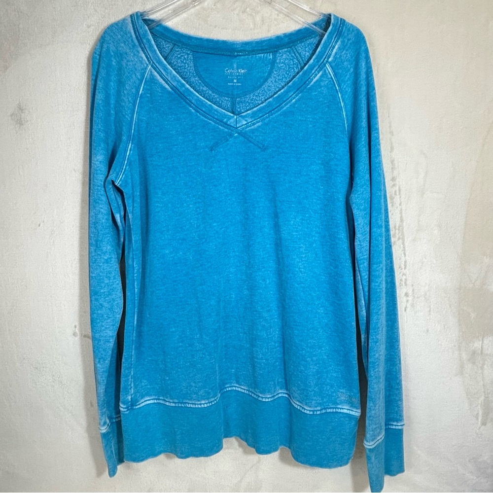 Calvin Klein Women’s Vibrant Blue Distressed Oversized V-Neck Sweatshirt Top